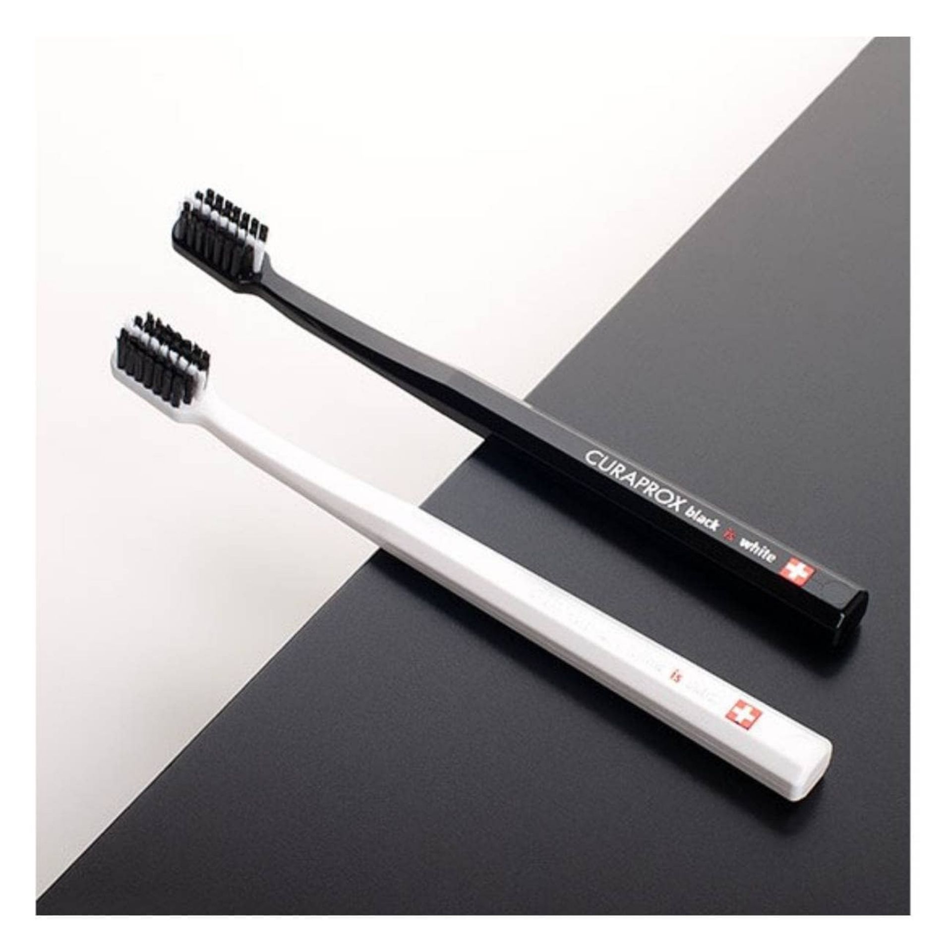 Curaprox BW Kit Escova Dentes Branca + Preta